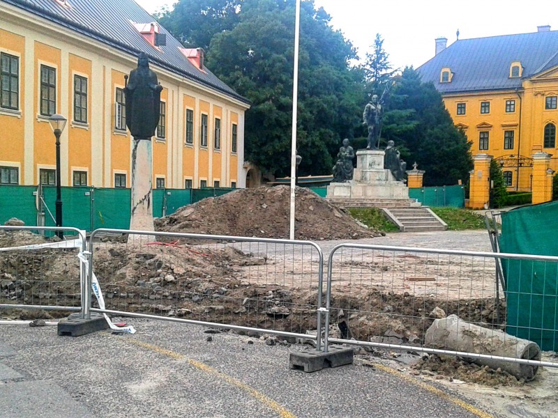 Eddig a jó szerencsén múlott – Cserélik a Szentháromság tér alatti vízvezetéket