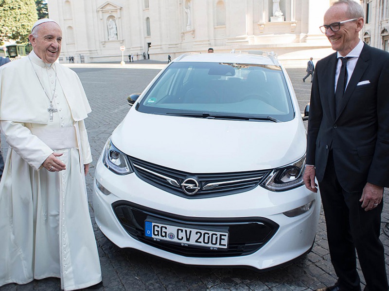 Ki nem találná, milyen új autót kapott a pápa