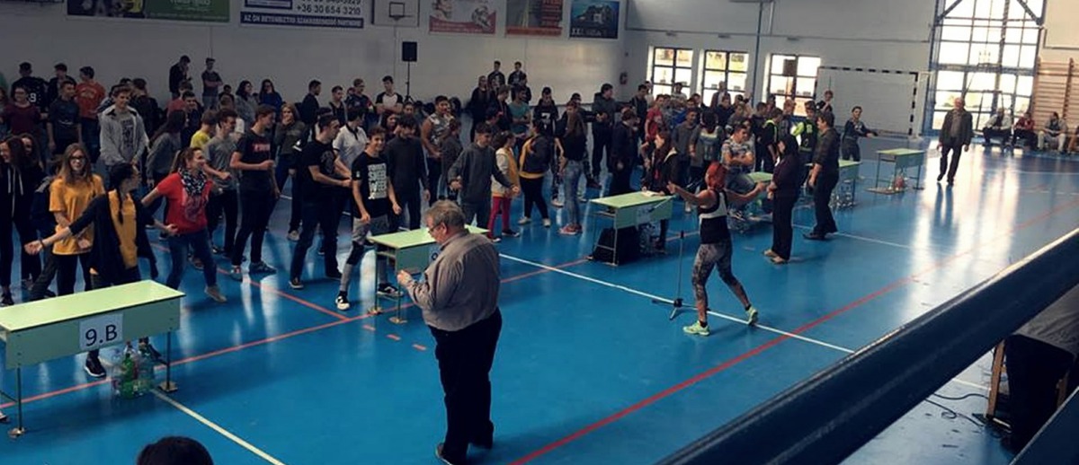 Ötletekben, vidámságban gazdag gólyaavató a Dózsa középiskolában