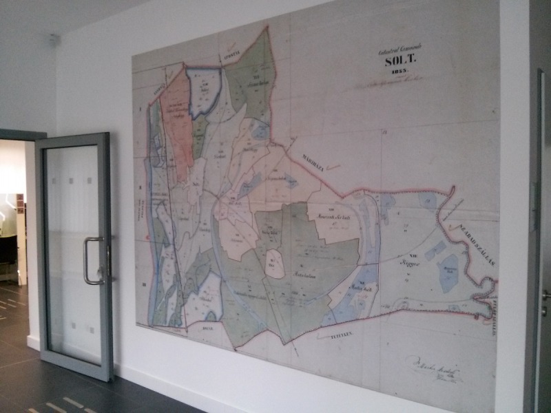 Múlt idéző térképrészlet a solti kormányablakban