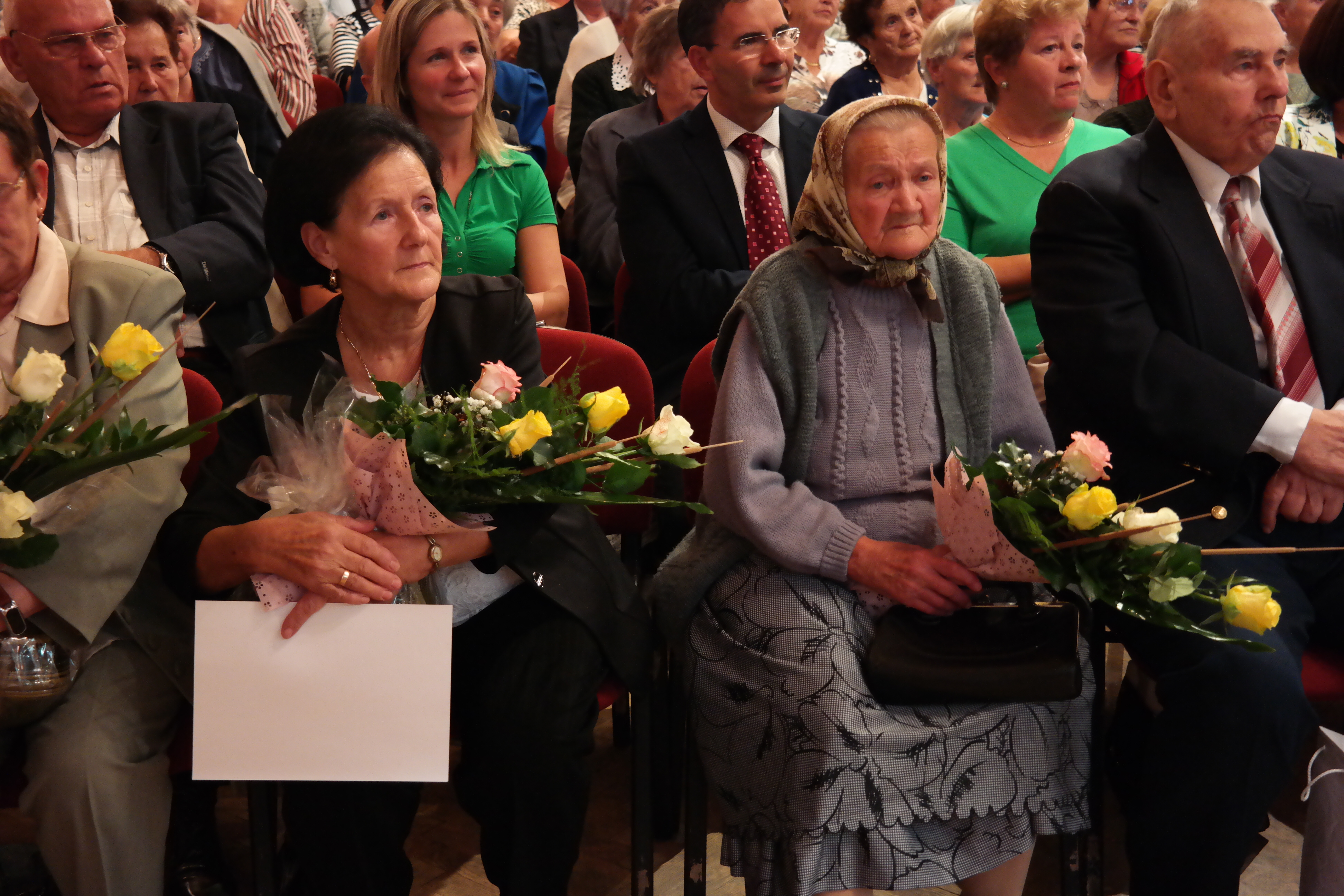 Idősek Világnapján: „Önöktől örököltük meg ezt a várost” – Ovisok vidámsága, a népdalkör nótái és operettműsor aranyozta be az ünnepet