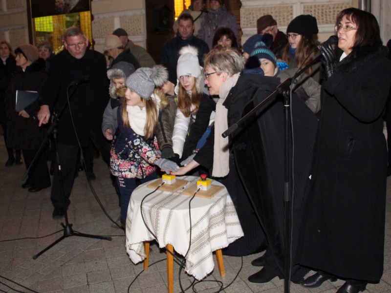 Meggyújtották az első adventi gyertyát Kalocsán, fényruhába öltözött a sétálóutca