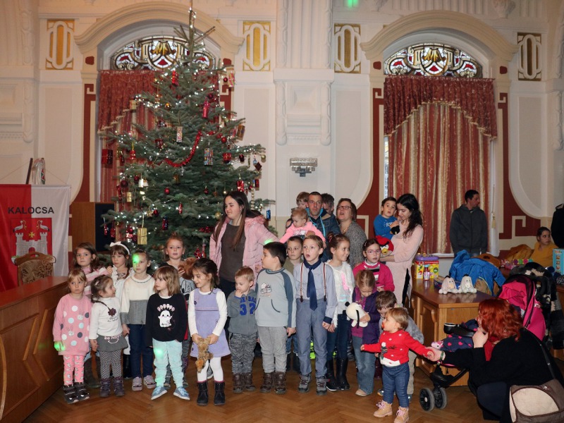 Karácsonyi ajándékosztás a városházán – 72 hátrányos helyzetű gyermek arcára sikerült mosolyt csalni