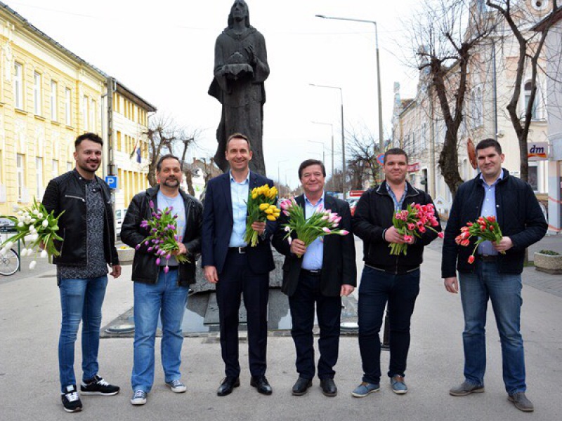 Nőnapon virágesővel köszöntötték a hölgyeket a Kalocsa Jövőjéért Egyesület tagjai – „Lányok, asszonyok, feleségek, édesanyák, nagymamák, mind a büszkeségeink!”