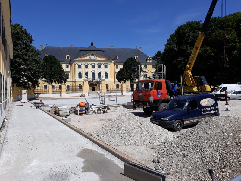 Hamarosan kezdődik a Szentháromság tér burkolása – Az érseki kastély főbejáratától indul a munka 