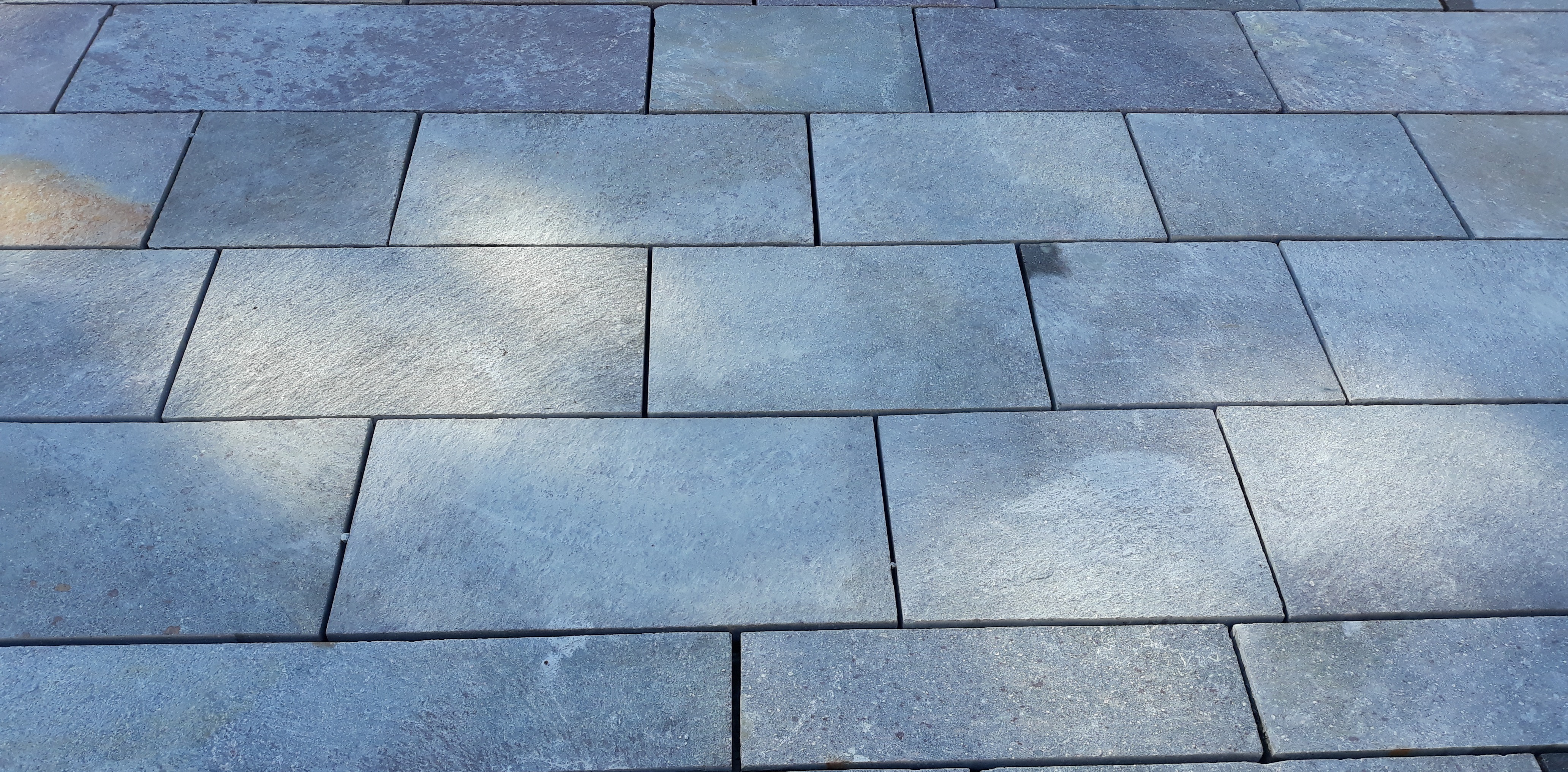 Látványosan szép felületet ad a trentói porfírkő - Végleges helyén a Szentháromság szobor, megkezdődött a tér burkolása