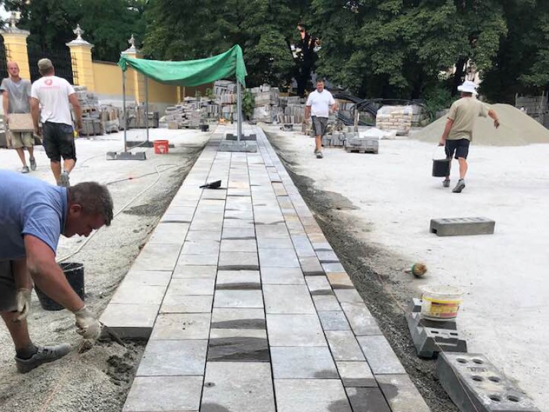 Látványosan szép felületet ad a trentói porfírkő - Végleges helyén a Szentháromság szobor, megkezdődött a tér burkolása