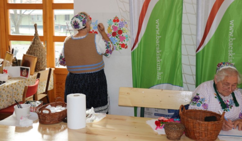 Megyei Prima-díjas lett a kalocsai hímző, pingáló asszony – Romsicsné Szarka Vera nem csak műveli, tanítja is művészetét