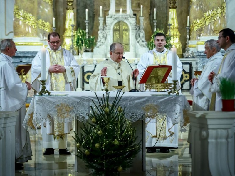 Éjféli ünnepi szentmisén zsúfolásig megtelt a Főszékesegyház –Bábel Balázs érseknek a város papjai koncelebráltak 