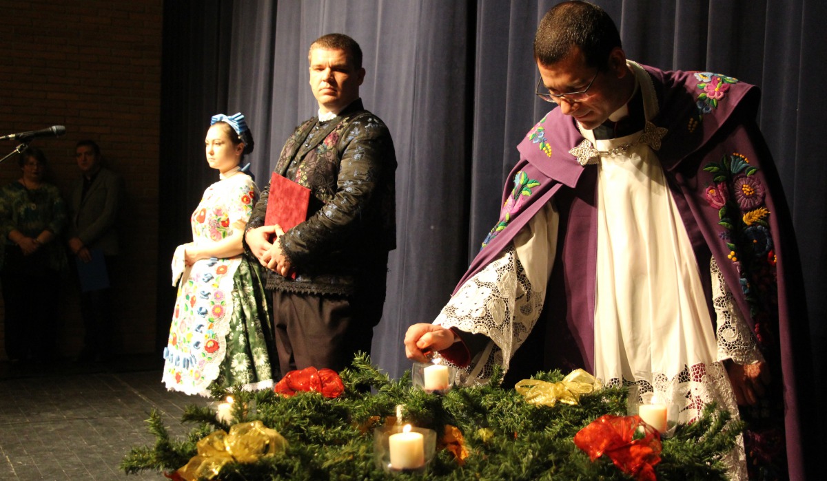 Negyedik adventi gyertyagyújtás – A gyertyát Mészáros István gyújtotta meg Oláh Gergő műsora és Filvig Géza ünnepi köszöntője előtt a színházban