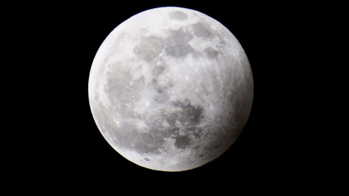 Így látta a sajtó és így láttuk mi – képek és magyarázatok a tegnapi holdfogyatkozás kapcsán 