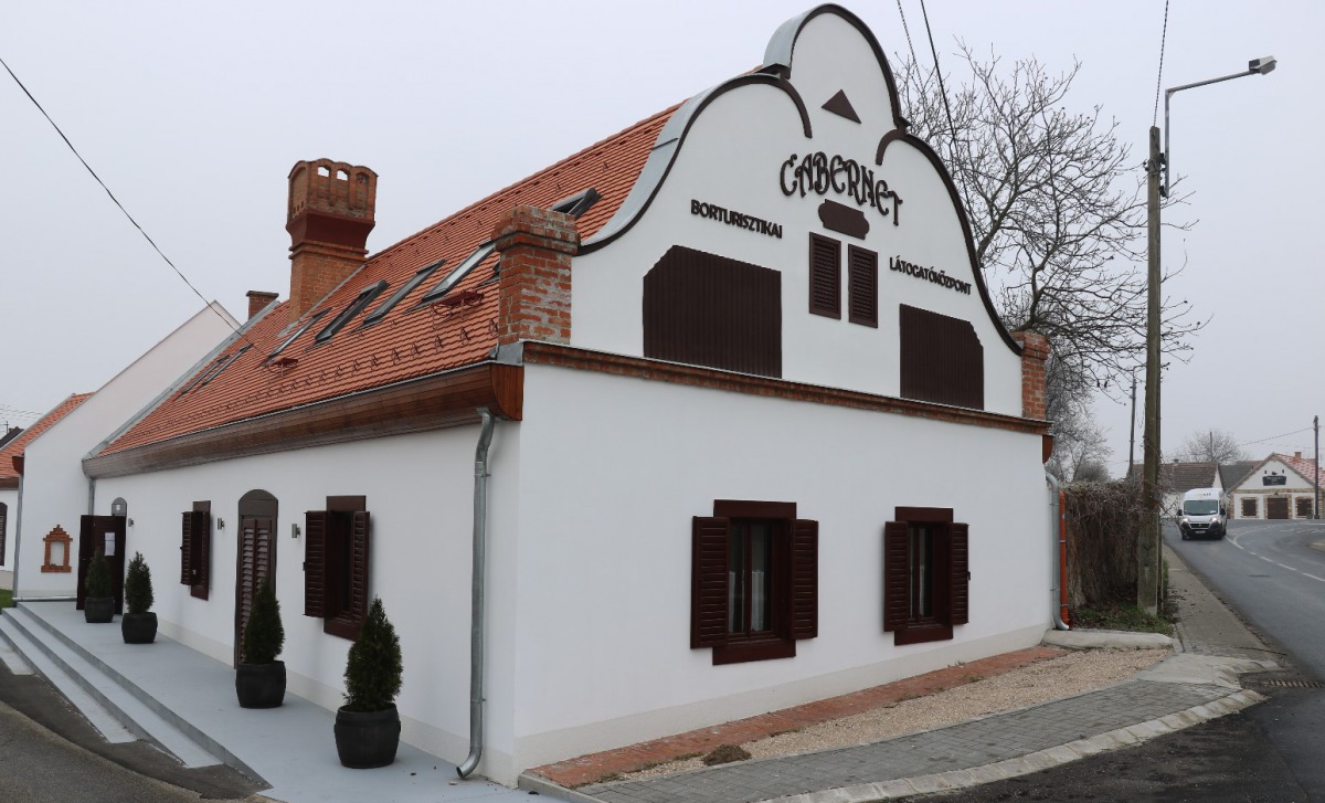 Ígéretesen indul a hajósi Cabernet Borturisztikai Központ látogatottsága – Önálló weboldal, az egykori érseki kastéllyal közös programok