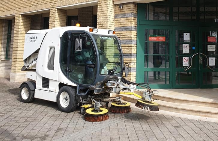 Fertőtlenítik a várost, zárlat a játszótereken – A WHO ajánlotta protokoll szerint tisztítják meg a város közterületeit a vírustól