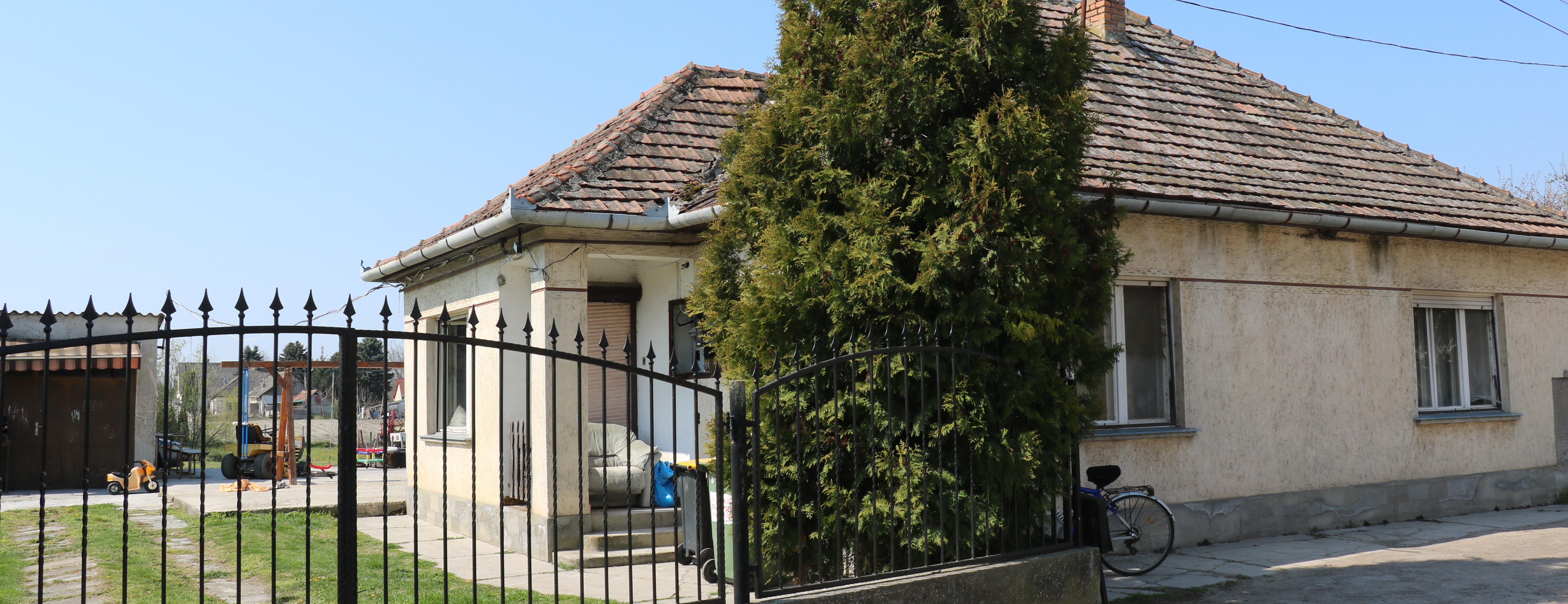 A tűzben négyéves fia után kutatva szenvedett égési, vágási sérüléseket, kisebb füstmérgezést a szakmári apa – A kórházban értük utol a családfőt