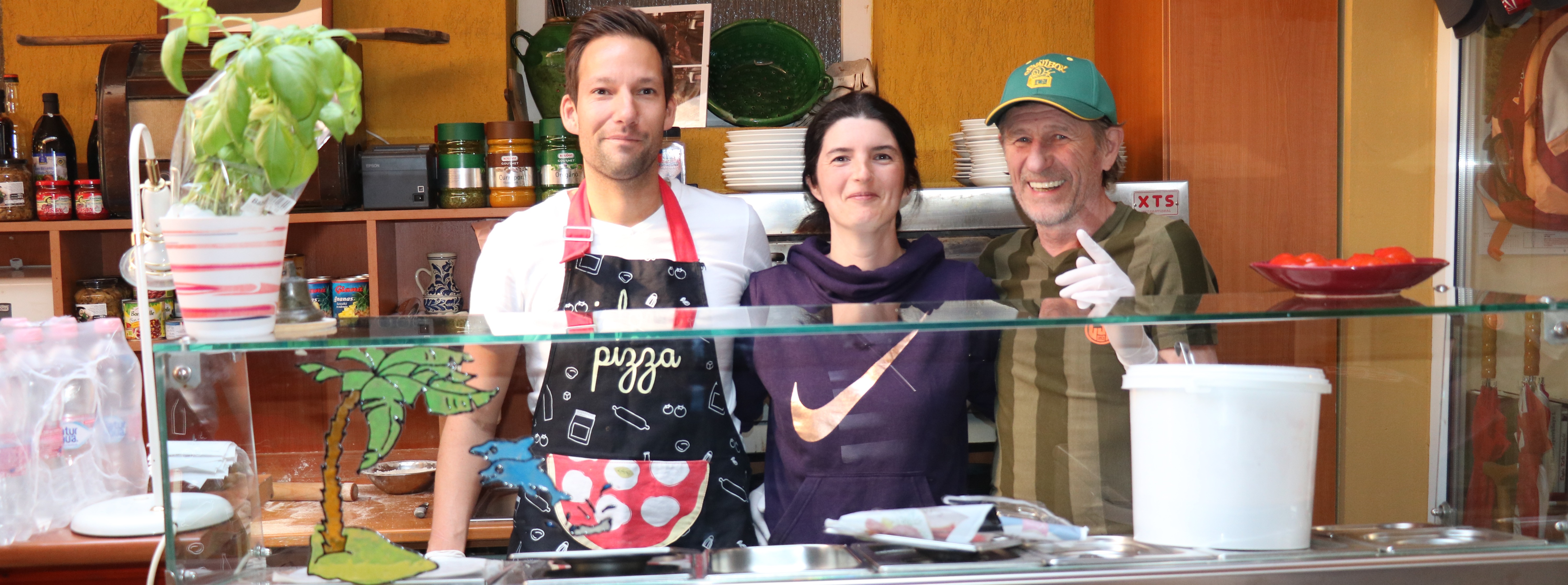 Száz darab pizza a Club Hotel 502 húsvéti felajánlása a Szent Kereszt Kórház munkatársainak 