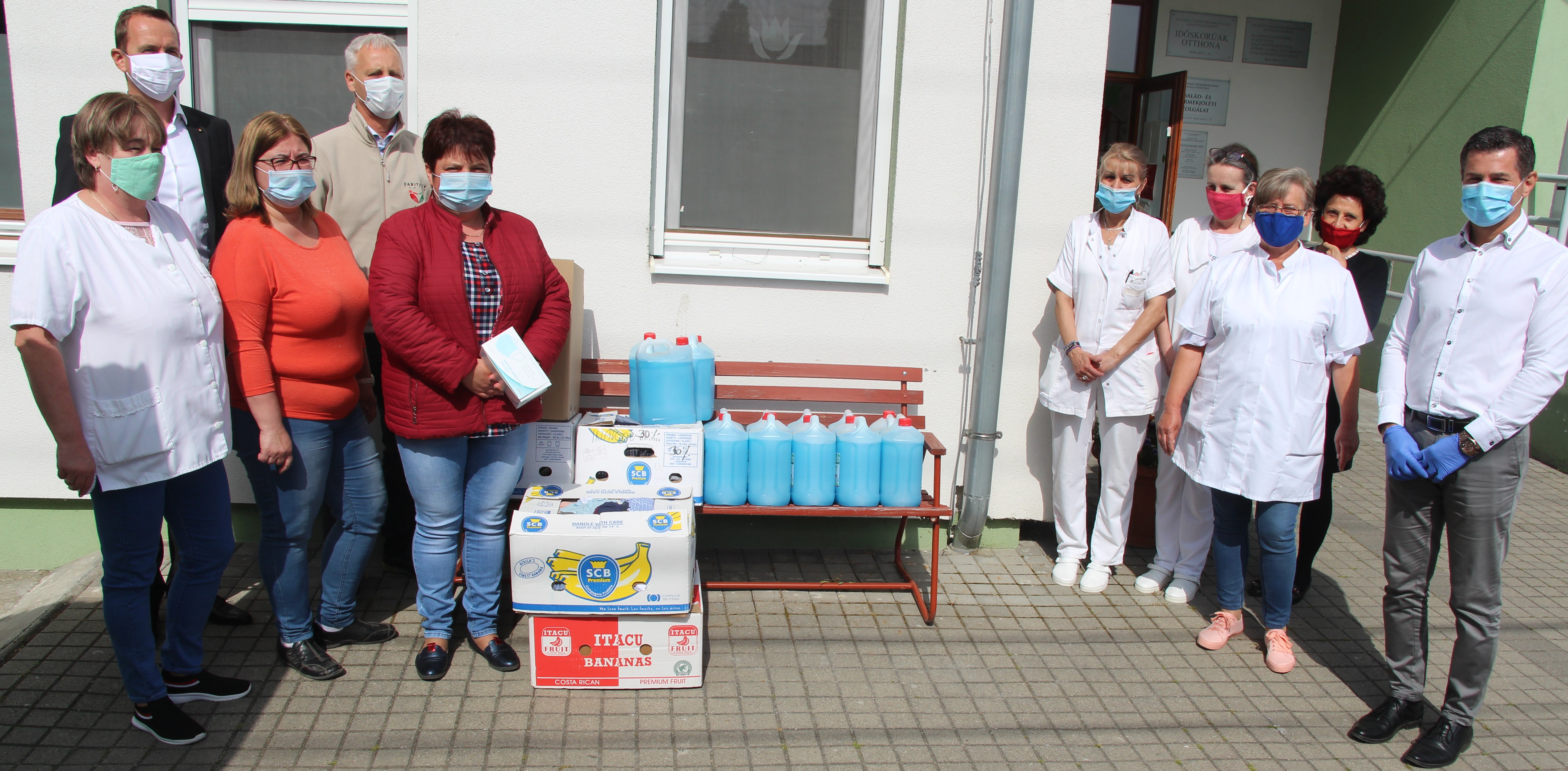 Államtitkár hozta az adományokat a Bem utcai idősotthonba – Soltész Miklós sok liter vírusölő szappannal, szájmaszkokkal és ruhákkal érkezett