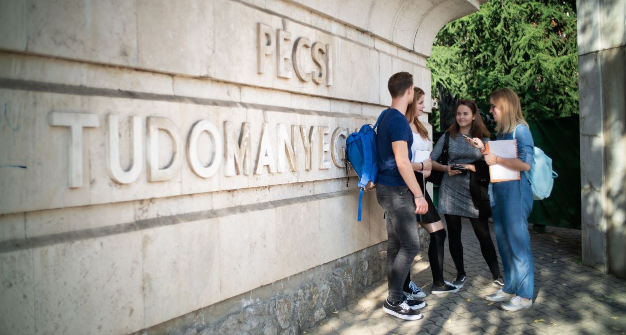 Kétszeresére bővíti a PTE a rektori ösztöndíjasok körét