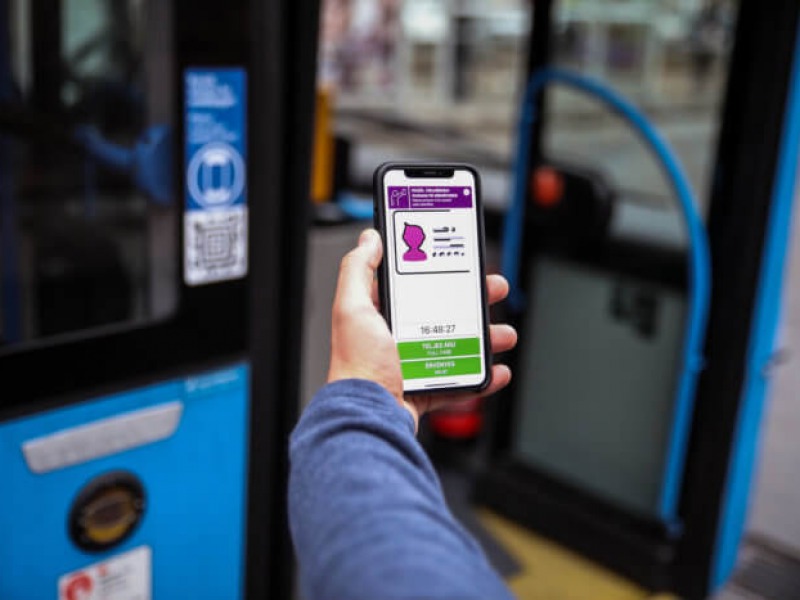 Enyhülnek járványvédelmi előírások a buszokon, de továbbra is biztonságosabb mobiljegyet használni