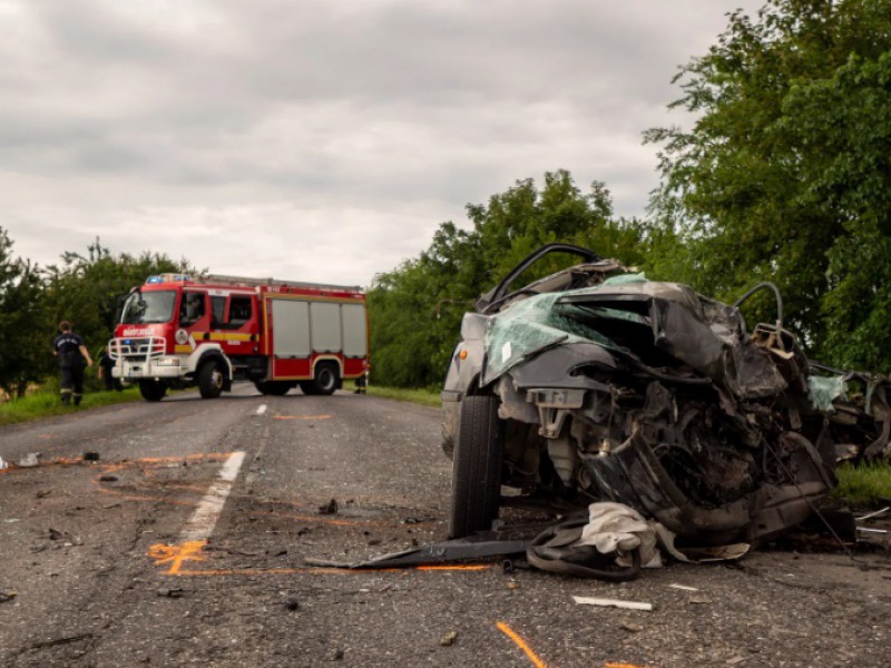 Egy fiatalember meghalt Dusnoknál az 51-esen –Kamion személygépkocsival ütközött