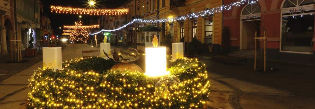 Hazánk második legszebb adventi dekorációja a kalocsai –46 bála nordmann fenyőből készült az adventi koszorú 