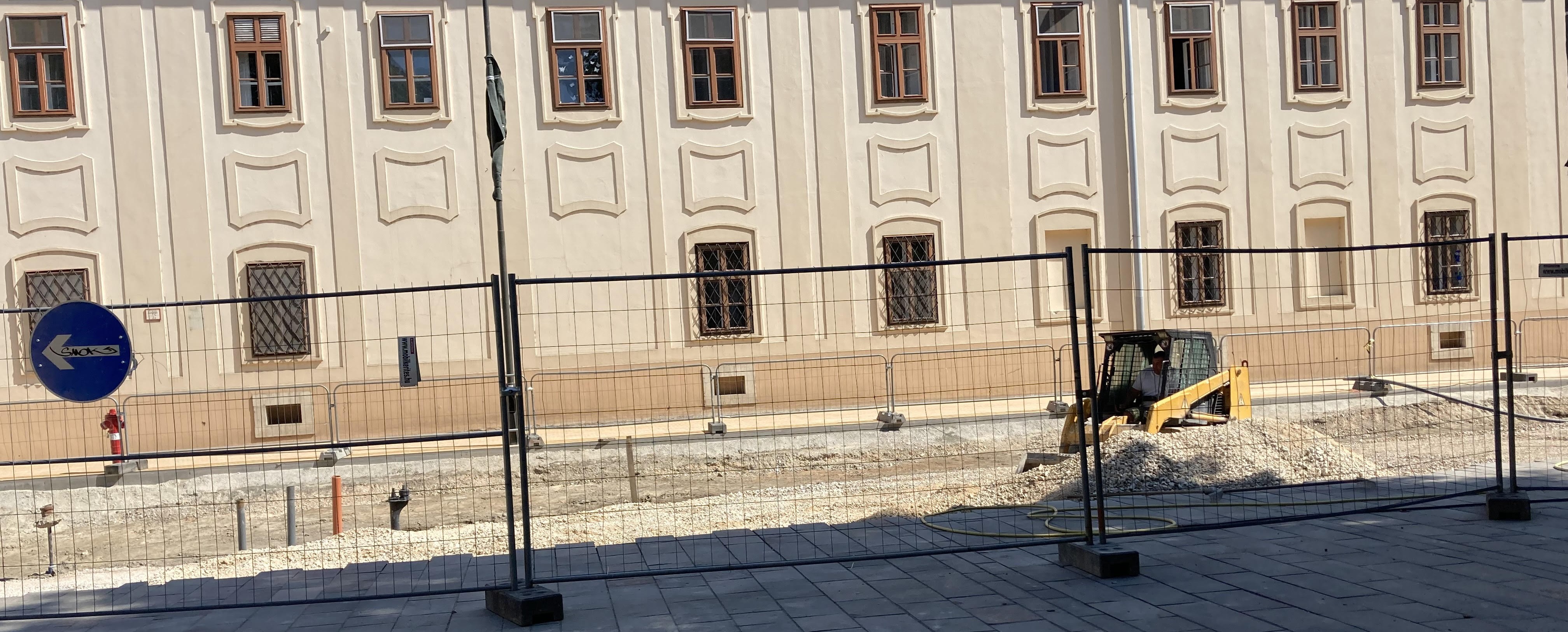 Legalább egy heti csúszásban vannak a katolikus óvoda előtti munkálatokkal – Új víznyomócsövet fektetnek le 