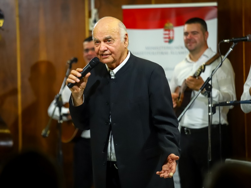 Zvonko Bogdan, a tamburazene élő legendája Dusnokon –„Inkább haljon ki a falu, mint a hagyományok”