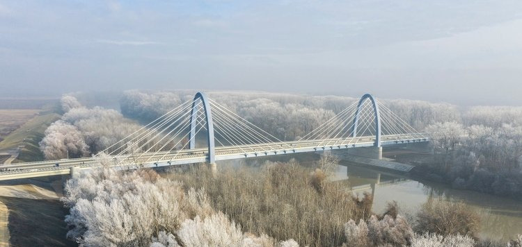 Európában egyedülálló az újonnan átadott tiszaugi Tisza-híd – A Kalocsa- Paks Duna-hidat is ez a kivitelező cég építi 