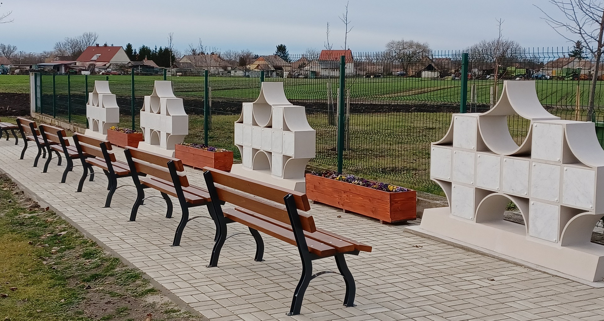 Esztétikus urnafal sétánnyal bővült az öregcsertői temető