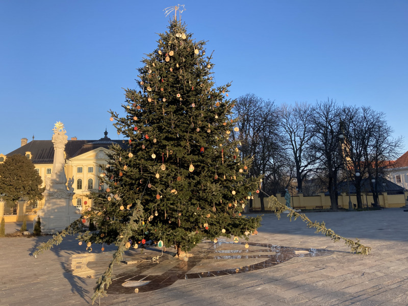 Az egész országból érkeztek díszek a kalocsai érsekség karácsonyfájára 