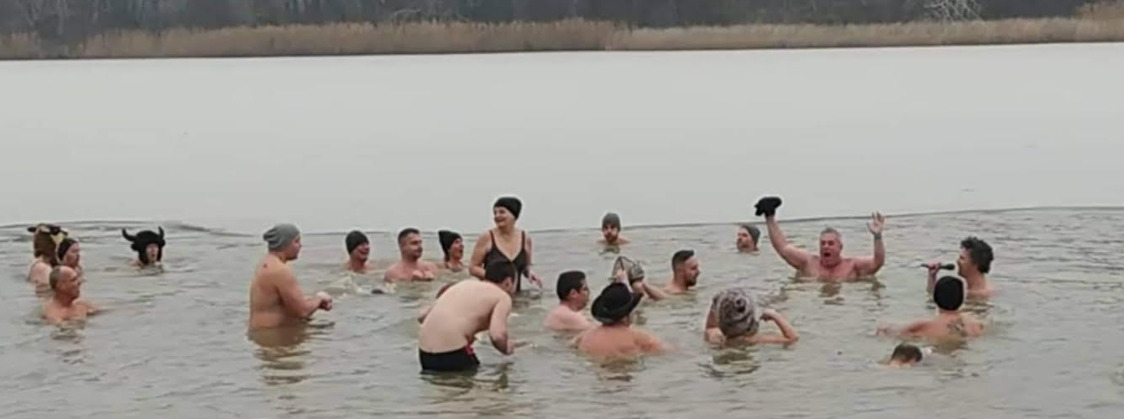  Újévi és vízkereszti Tisza-tavi csobbanás - Közel százan mártóztak meg a jeges Tiszában, köztük egy kalocsai