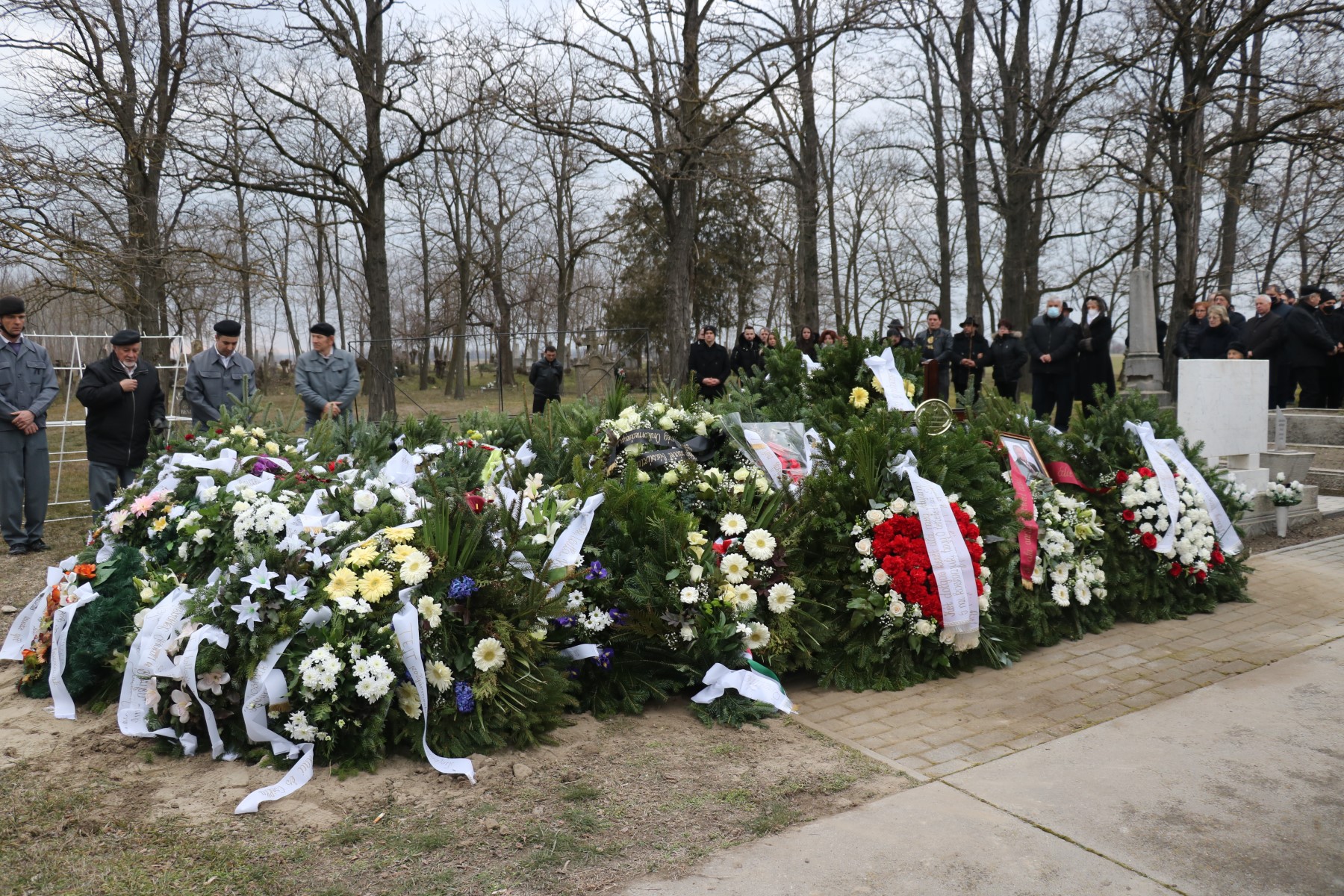 Százak kísérték végső nyughelyére Vargyas Mihályt, Dunaszentbenedek polgármesterét – Négy pap 800 fős tömeg előtt celebrálta a gyászszertartást