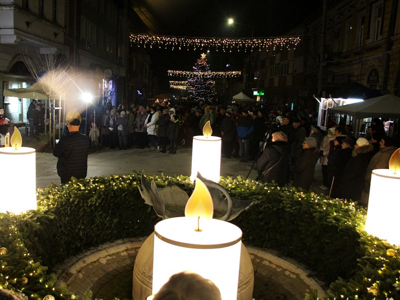 Advent negyedik vasárnapja a szereteté - Kigyúlt a negyedik adventi gyertya a Sétálóutcában