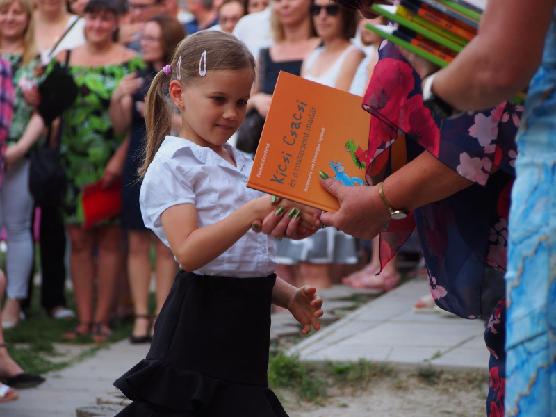 31 kiváló tanulót és 5 kiváló pedagógust díjaztak az egykori Kertvárosi Iskolában - galéria!