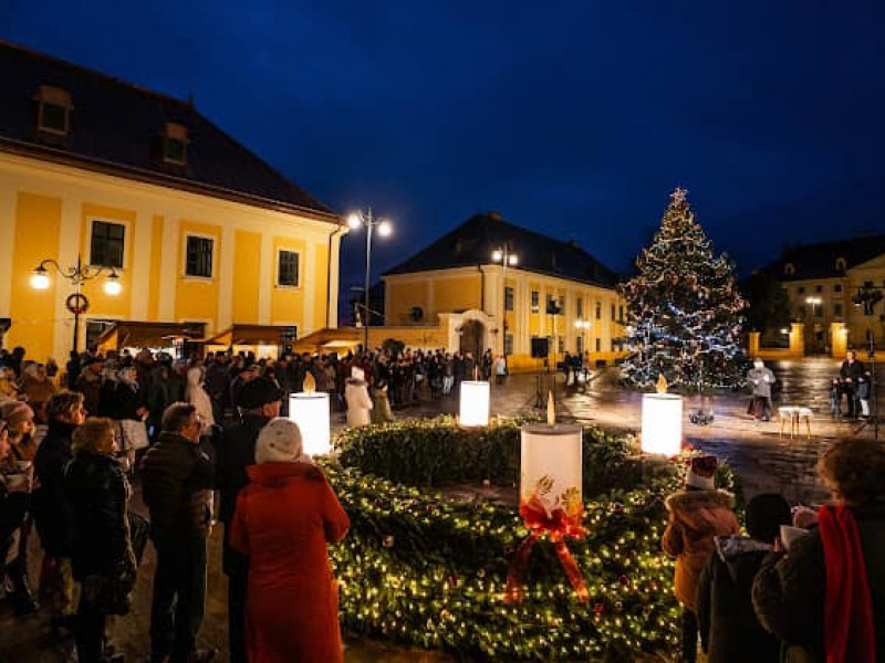 A negyedik, a szeretet gyertyája is felgyulladt Kalocsa adventi koszorúján – Filvig Géza polgármester és Bábel Balázs érsek együtt lobbantotta lángra