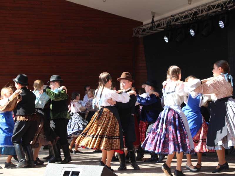 Tánc nélkül nincs majális Kalocsán – A modern táncot a G-Flow Dance School, a néptáncot a Bokréta Egyesület és a Liszt AMI csoportjai képviselték