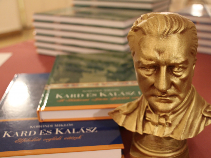 Kard és kalász II. - Korondi Miklós új kötetét dr. vitéz Albert András és Végh László Flórián mutatta be a Kamarateremben