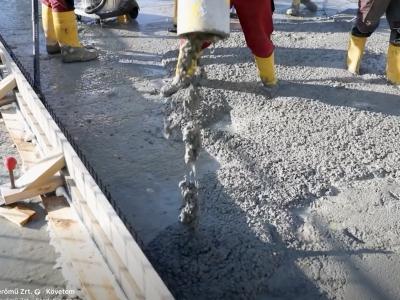 Zajlik a szerelőbetonozás az 5. blokki munkagödörben