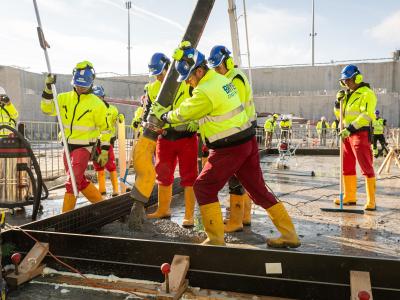 Zajlanak az első beton öntésének előkészületei
