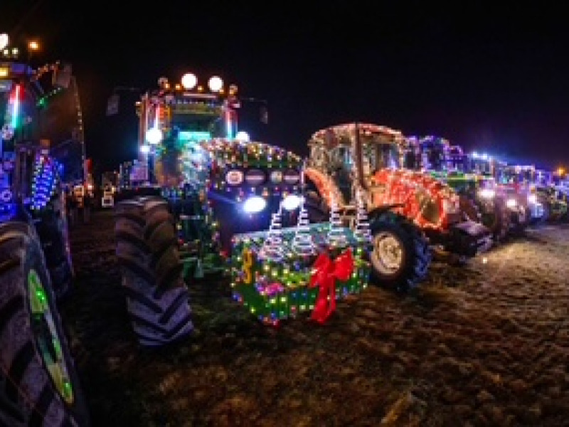 Rekordlétszámú fénytraktoros felvonulással búcsúzik az óévtől a Dunamenti települések