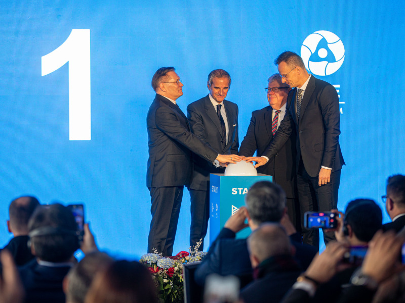 „Történelmi nap” – „A kontinens nukleáris újjáéledésének zászlóshajója” – „A legnagyobb és legelőrehaladottabb európai nukleáris építkezés”