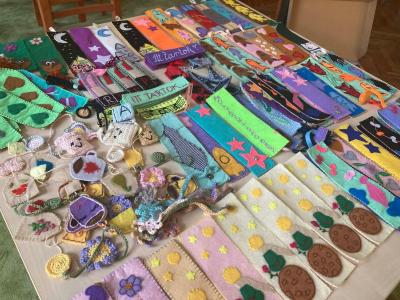 Jóvátétel könyvjelzőkben – különleges ajándék érkezett a könyvtárba