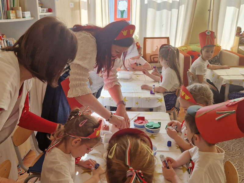 Huszárok és magyar lányok lepték el a Csokonai utcai óvodát – tudásmegosztó program a nemzeti ünnep jegyében