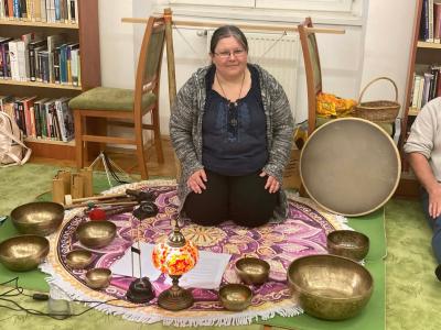 Irodalom és hangtálak harmóniája a könyvtárban