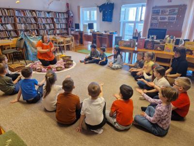 Hangtálak és mesék varázsa a könyvtárban – ovisok látogattak a Tomori Pál Városi Könyvtárba