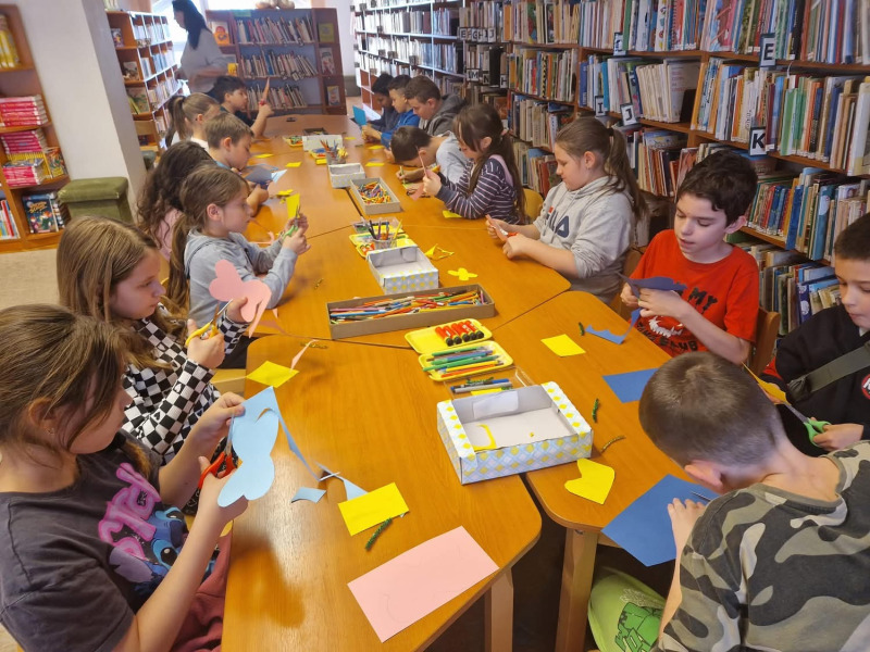 Újrahasznosítás világnapja a könyvtárban – játékosan tanultak a kalocsai diákok