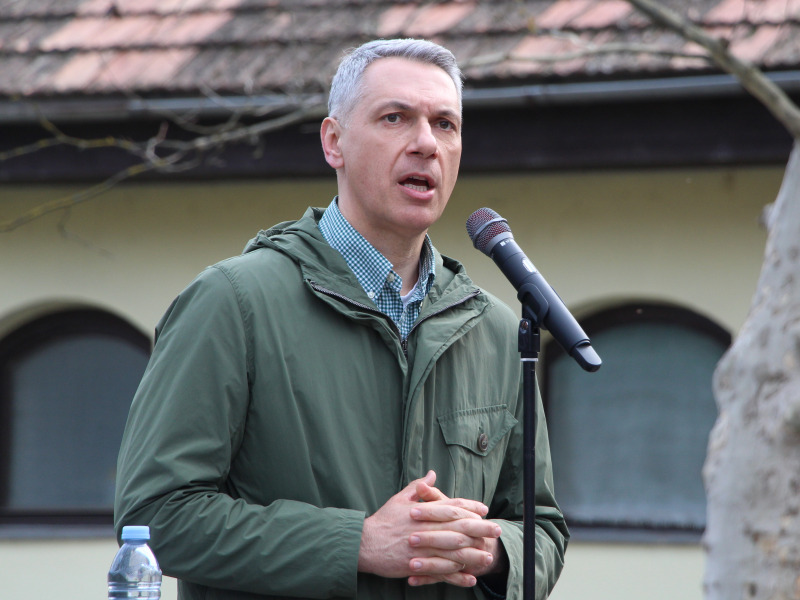 Mi lesz a kórházunkkal? Mikor kerül sorra a ’D’ épület? – A Lázárinfó Expressz kalocsai állomásán az építési és közlekedési miniszter a gyermekosztállyal kapcsolatban is egyenesen fogalmazott