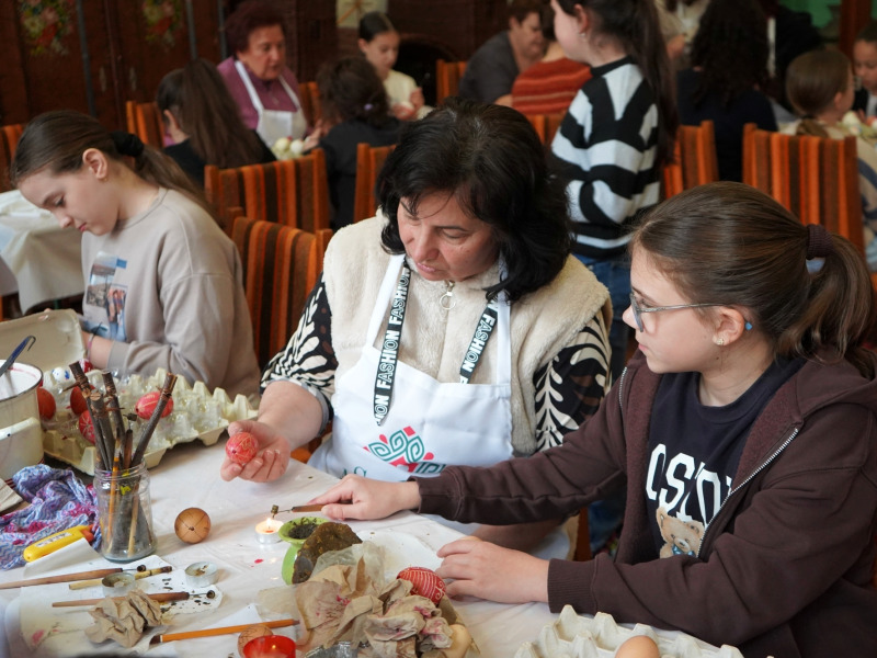 Húsvéti tojásfestésre hívták a családokat – szebbnél szebb alkotások készültek a Viski Károly Múzeumban