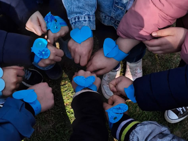 Kékbe öltözött az Érsekkert – együtt sétált Kalocsa az autizmus világnapja alkalmából