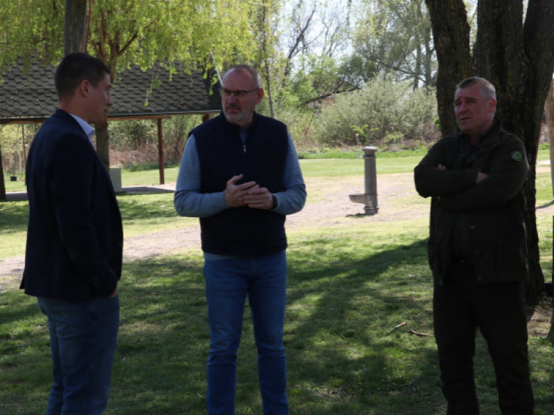 Húsz gömbszivarfa került a földbe Dusnokon – ünnepélyes faültetés a Barai szabadidőparkban