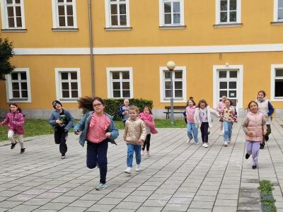 Mézédes élmények és varázslatos mesék – így telt a könyvtári tábor negyedik napja Kalocsán